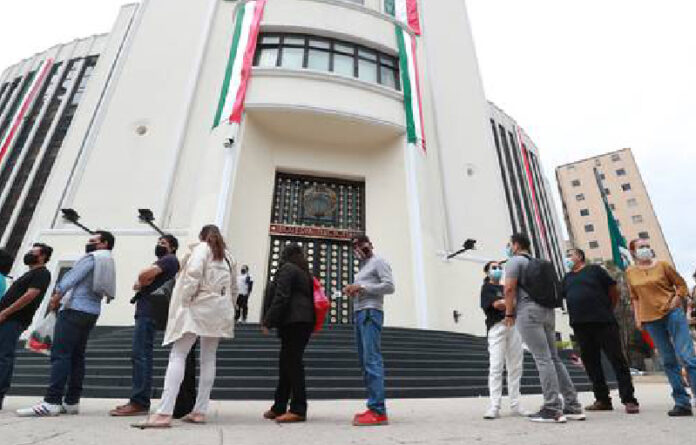 Decenas de personas hacen fila para comprar boletos frente al edificio de la Lotería Nacional.Foto María Luisa Severiano.