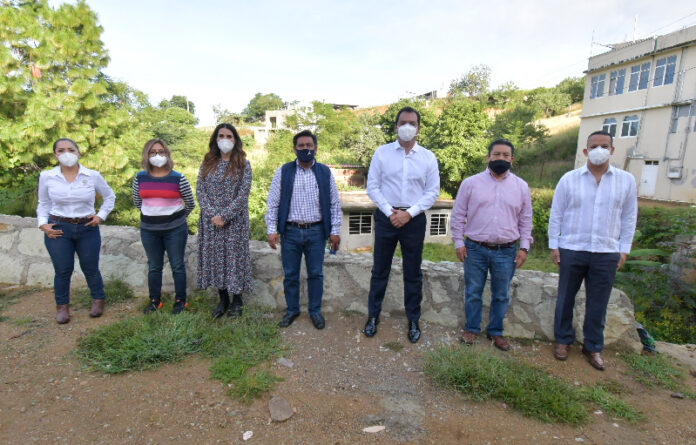 El edil de la capital oaxaqueña inauguró una obra de construcción de un muro de contención en la prolongación de Venustiano Carranza, en beneficio de las familias que habitan la zona.