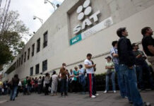 Fila de contribuidores en una oficina del SAT en la CDMX. Foto La Jornada/ archivo.