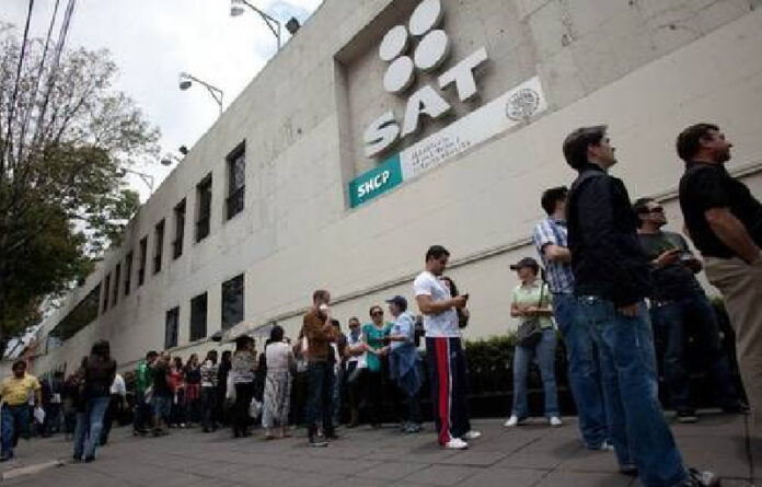 Fila de contribuidores en una oficina del SAT en la CDMX. Foto La Jornada/ archivo.