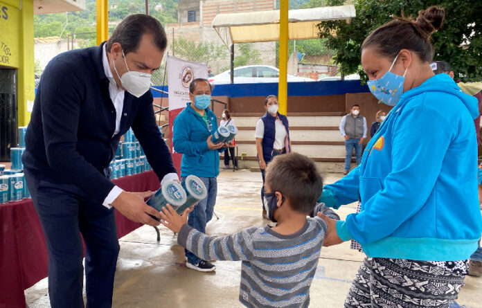 En la colonia el Manantial, el edil de Oaxaca de Juárez reiteró el compromiso del Ayuntamiento para seguir cuidando el sano desarrollo de niñas y niños.