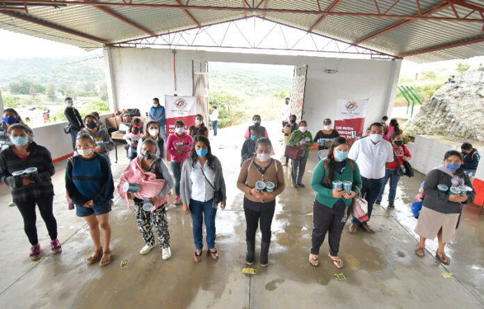 En la agencia de Guadalupe Victoria, servidores públicos municipales entregan fórmula láctea para apoyar la nutrición óptima de niñas y niños en condición vulnerable.