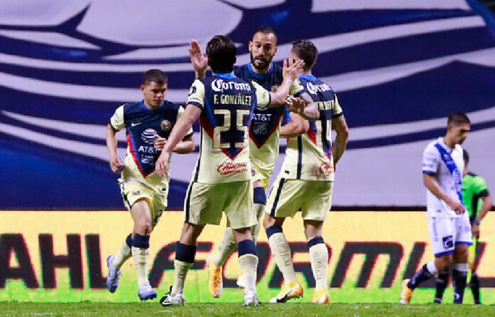 Jugadores del América festejan una anotación durante el encuentro. Foto JamMedia.