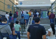 Con cubrebocas, careta y gel antibacterial, 44 mil estudiantes se presentaron en los cinco campus de la Universidad Veracruzana (UV): Coatzacoalcos-Minatitlán, Veracruz-Boca del Río, Poza Rica-Tuxpan, Orizaba-Córdoba y Xalapa, para presentar el examen de admisión a esa casa de estudios. Foto Sergio Hernández Vega.