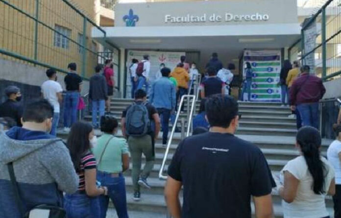 Con cubrebocas, careta y gel antibacterial, 44 mil estudiantes se presentaron en los cinco campus de la Universidad Veracruzana (UV): Coatzacoalcos-Minatitlán, Veracruz-Boca del Río, Poza Rica-Tuxpan, Orizaba-Córdoba y Xalapa, para presentar el examen de admisión a esa casa de estudios. Foto Sergio Hernández Vega.