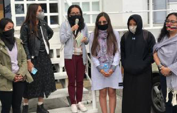 Frente a las instalaciones de la Fiscalía General de Justicia del Estado de México en Ecatepec, siete de las 11 mujeres que fueron desalojadas el pasado viernes de las oficinas de Comisión de los Derechos Humanos de la entidad ofrecieron una conferencia de prensa para dar a conocer su pliego petitorio.Foto Javier Salinas Cesáreo.