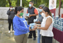 En la colonia Lomas de San Jacinto, sector 5, madres y padres de familias fueron beneficiados con la entrega de fórmula láctea.