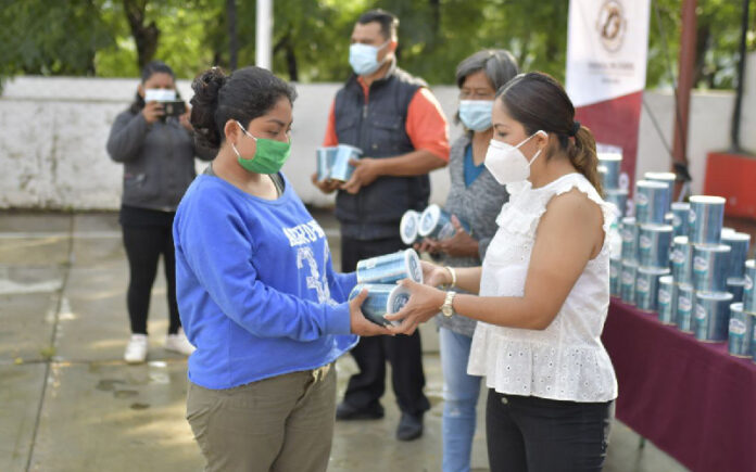 En la colonia Lomas de San Jacinto, sector 5, madres y padres de familias fueron beneficiados con la entrega de fórmula láctea.