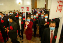 Asistentes a un acto de homenaje al personal sanitario chino entran al Gran Palacio del Pueblo en Pekín, el 8 de septiembre de 2020. Foto Ap.