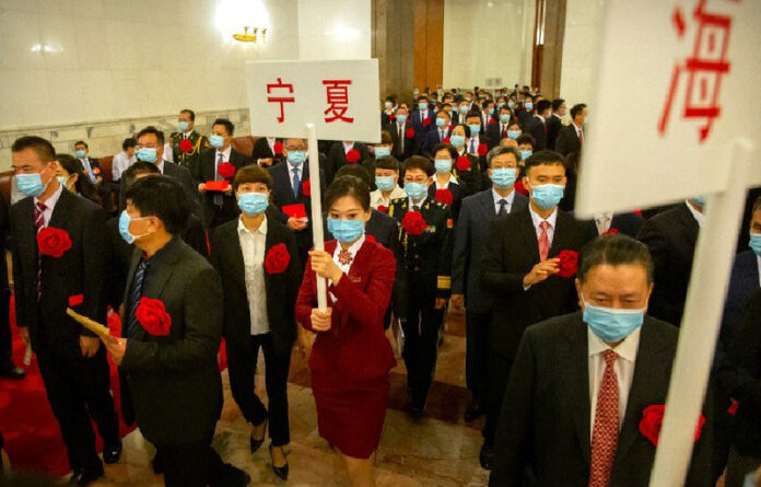 Asistentes a un acto de homenaje al personal sanitario chino entran al Gran Palacio del Pueblo en Pekín, el 8 de septiembre de 2020. Foto Ap.