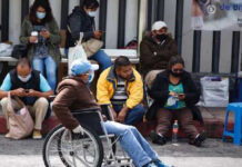 Mientras la capital del país continúa en semáforo naranja, familiares esperaban ayer en el Hospital General Dr. Manuel Gea González información sobre sus pacientes internados. Foto Cristina Rodríguez.