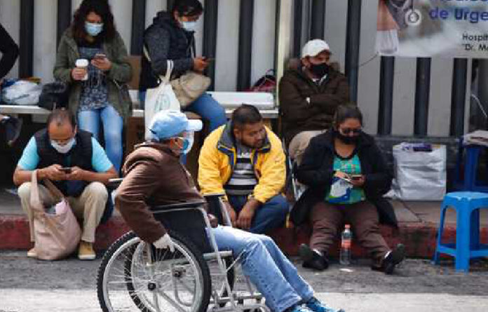 Mientras la capital del país continúa en semáforo naranja, familiares esperaban ayer en el Hospital General Dr. Manuel Gea González información sobre sus pacientes internados. Foto Cristina Rodríguez.