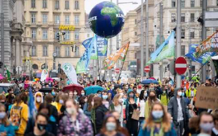 A pesar de la pandemia de coronavirus miles de jóvenes se dieron cita en las calles de Viena convocados por Fridays for Future. Foto Afp.