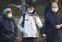 Mujeres con cubrebocas para evitar contagiarse de coronavirus esperan al autobús en San Petersburgo, Rusia. Foto Ap.