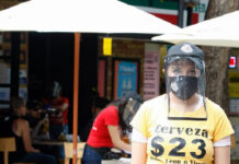 Las mujeres se emplean de forma mayoritaria en actividades que no fueron consideradas como esenciales durante el confinamiento por la pandemia. Foto Roberto García Ortiz.