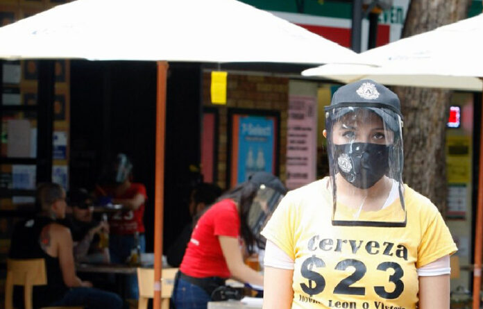 Las mujeres se emplean de forma mayoritaria en actividades que no fueron consideradas como esenciales durante el confinamiento por la pandemia. Foto Roberto García Ortiz.