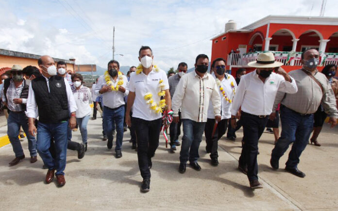 El Mandatario Estatal entregó en Nuevo Zoquiapam obras de infraestructura con un valor de más de 12 millones de pesos en beneficio de la población.