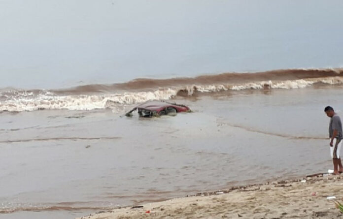 Las aguas del arroyo El Indio, se llevaron a una persona, pero dos ciudadanos lo alcanzaron a auxiliar y poner a salvo. Foto La Jornada.