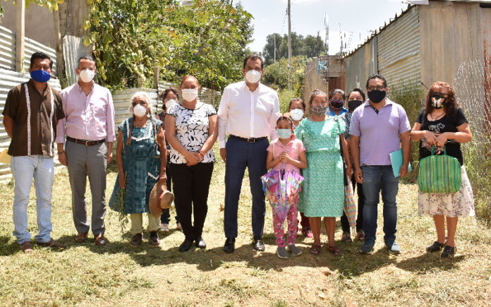 El edil acudió a la colonia El Manantial, en Pueblo Nuevo, para inaugurar la construcción de drenaje sanitario en la Privada de Guadalupe.