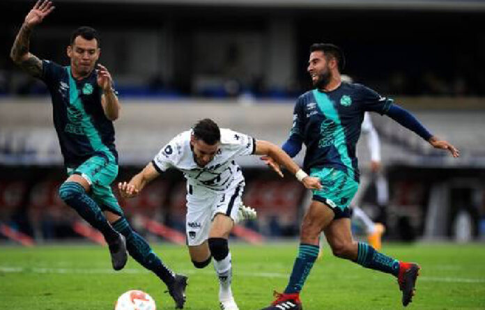 El auriazul Manuel Mayorga intenta pasar entre la marcación de los poblanos durante el partido en Ciudad Universitaria.Foto Ap.