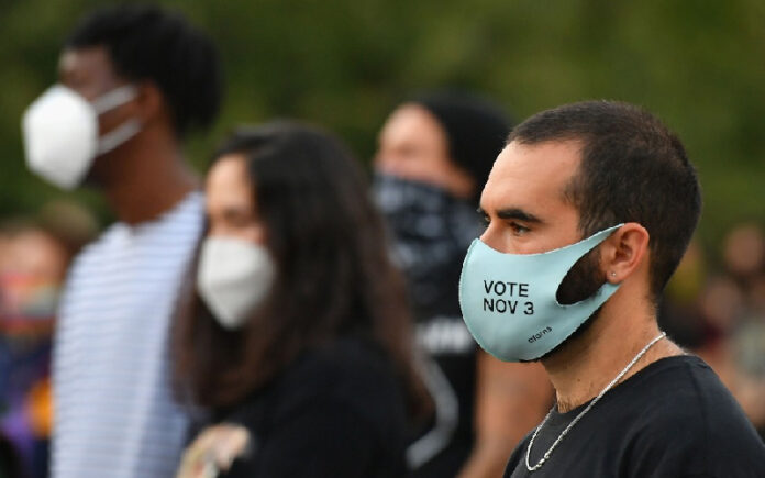 Personas durante una protesta en la ciudad de Nueva York el pasado 24 de septiembre de 2020. Foto Afp.