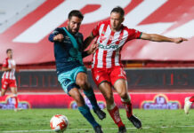 Los jugadores Pablo Gonzalez del Puebla (izq) y Julio González (der) del Necaxa disputan la esférica durante el encuentro. Foto Jam Media.