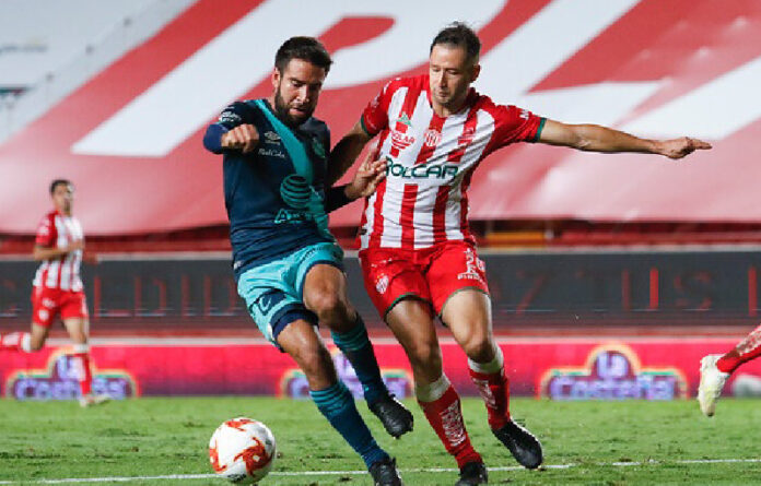 Los jugadores Pablo Gonzalez del Puebla (izq) y Julio González (der) del Necaxa disputan la esférica durante el encuentro. Foto Jam Media.