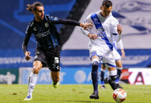 Sebastián Sosa (izq) del Querétaro y el jugador de l Puebla, Daniel Arreola (der) disputan la esférica durante el encuentro. Foto Jam Media.