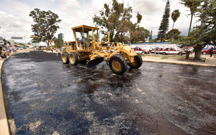 En atención de las instrucciones del edil Oswaldo García Jarquín, el Departamento de Maquinaria, Pavimentación y Bacheo comenzó con los trabajos de renivelación y reconstrucción de la carpeta asfáltica en el tramo de Periférico, entre las calles 20 de Noviembre y Miguel Cabrera.