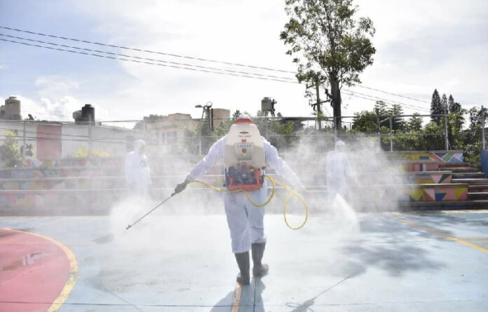 En colaboración con la Subdirección de Agencias y Colonias y el COMVIVE de la cuarta etapa de la Unidad Habitacional, el gobierno municipal llevó a cabo acciones de saneamiento y desinfección en áreas de uso común.