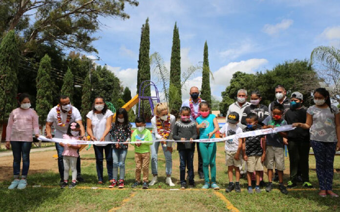 La presidenta del DIF Oaxaca, Ivette Morán de Murat, inauguró el parque infantil número 110, ubicado en La Ciénega de Zimatlán.