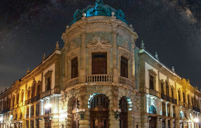 Como parte de esta celebración se transmitirá el concierto de piano a cuatro manos por los maestros Pierre Arnaud y Eliseo Martínez.