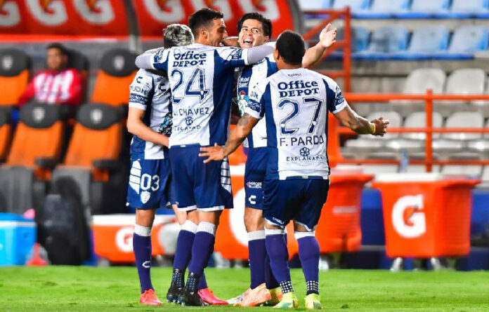 Víctor Dávila en festejo con sus compañeros por el triunfo. Foto Jam Media.