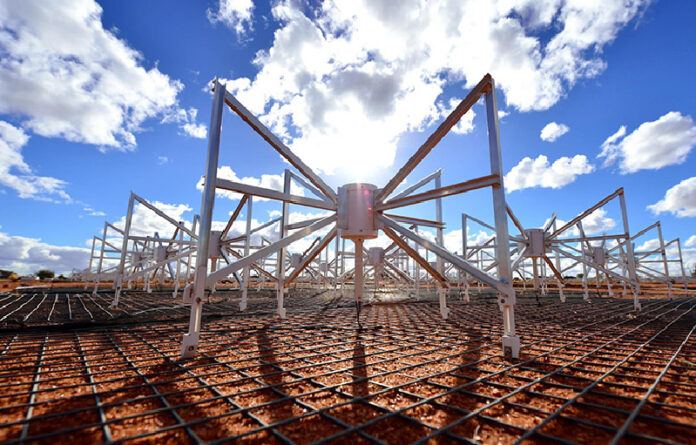 Telescopio Murchison Widefield Array instalado en Australia Occidental.