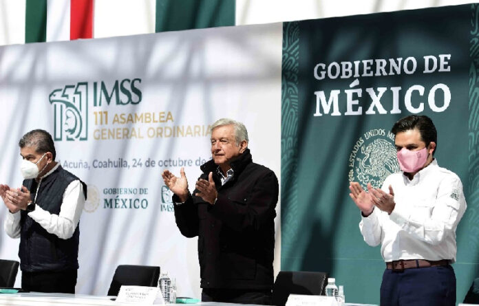 Miguel Riquelme Solís, gobernador de Coahuila, el presidente Andrés Manuel López Obrador y Zoé Robledo Aburto, director general del IMSS, en la 111 Asamblea General Ordinaria del IMSS en Ciudad Acuña, Coahuila. Foto cortesía Presidencia.