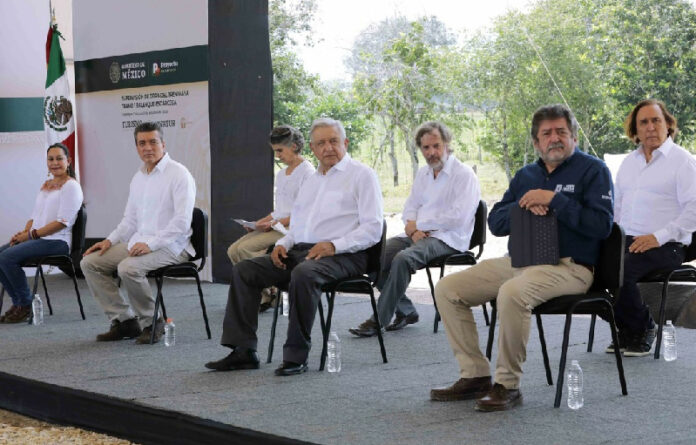 El presidente López Obrador encabeza la supervisión de las obras del Tren Maya en Palenque, Chiapas. Foto cortesía Presidencia.