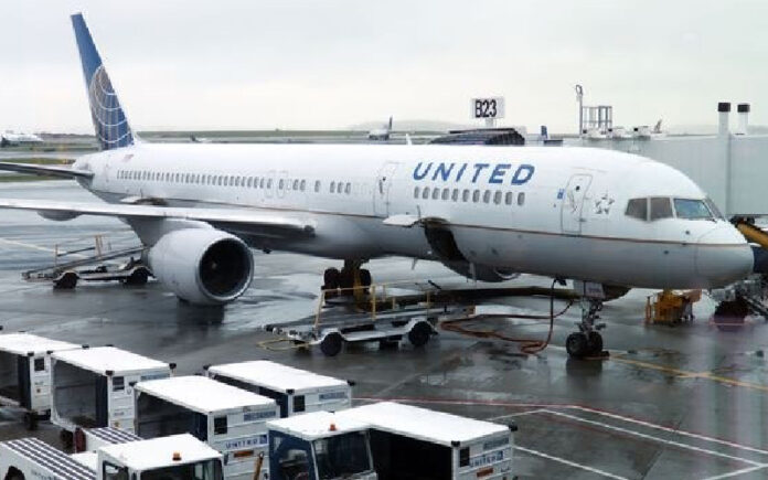 La aerolínea estadunidense United Airlines, planeaba despedir a 16 mil trabajadores en octubre, a menos que un nuevo programa de ayudas fuera adoptado. Foto Afp/Archivo.