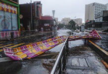 El huracán ‘Delta’ categoría 2 que golpeó Cancún, Quintana Roo tiró estructuras y árboles a su paso. Foto Ap.