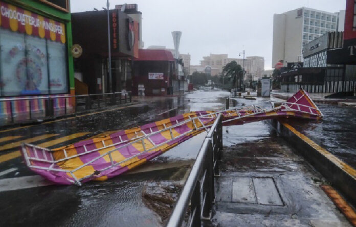 El huracán ‘Delta’ categoría 2 que golpeó Cancún, Quintana Roo tiró estructuras y árboles a su paso. Foto Ap.