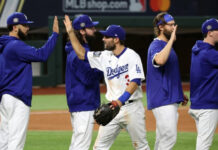 Jugadores de Los Ángeles Dodgers festejan al término del encuentro. Foto Afp.