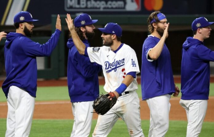 Jugadores de Los Ángeles Dodgers festejan al término del encuentro. Foto Afp.