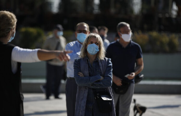 En un suburbio de Atenas, la capital griega donde se impuso también el toque de queda. Foto Ap.