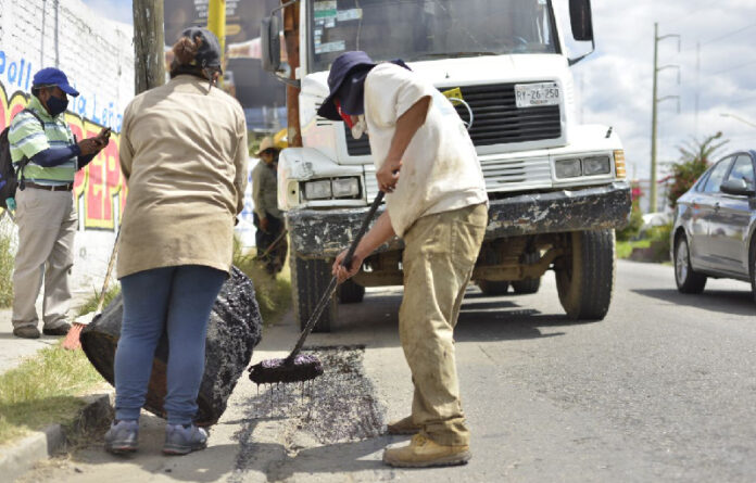 Del 12 al 15 de octubre, el Ayuntamiento de la ciudad intervino con bacheo 163.07 metros cuadrados de superficie en diversas vialidades y 750 metros cuadrados de renivelación y reconstrucción en la calle de Galeana.