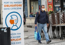 Un hombre camina por las calles de Bruselas. Foto Xinhua.