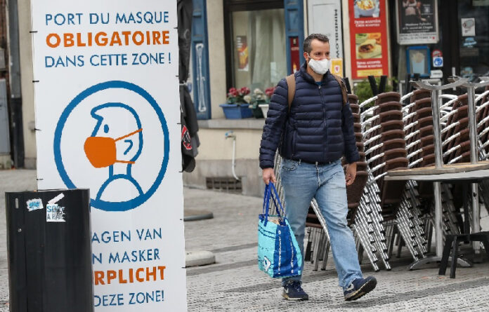 Un hombre camina por las calles de Bruselas. Foto Xinhua.