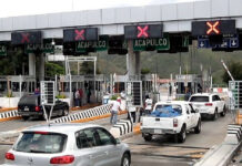 El grupo que mantenía tomada la caseta de Alpuyec de la autopista del Sol cobraba 50 pesos a los automovilistas. Foto La Jornada / Archivo.