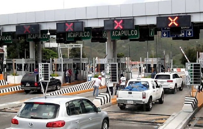 El grupo que mantenía tomada la caseta de Alpuyec de la autopista del Sol cobraba 50 pesos a los automovilistas. Foto La Jornada / Archivo.