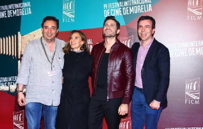 En la imagen Cuauhtémoc Cárdenas Batel, vicepresidente del certamen; Daniela Michel, directora general del FICM; el actor Édgar Ramírez y Alejandro Ramírez Magaña, presidente de encuentro fílmico.Foto Medios y Media.