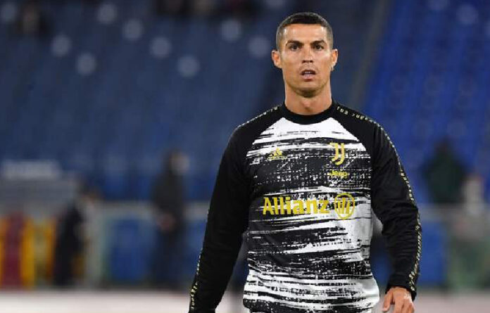 La estrella de la Juventus, Cristiano Ronaldo, puede salir de su aislamiento tras conseguir dar negativo en un test del nuevo coronavirus, indicó el club turinés. Foto Afp / Archivo.