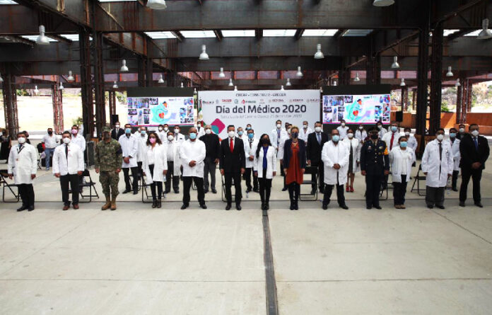 En el Día del Médico, el gobernador Alejandro Murat rindió homenaje y entregó reconocimientos a este sector que se encuentra en hospitales y centros de salud atendiendo en primera línea de respuesta la pandemia por COVID-19.